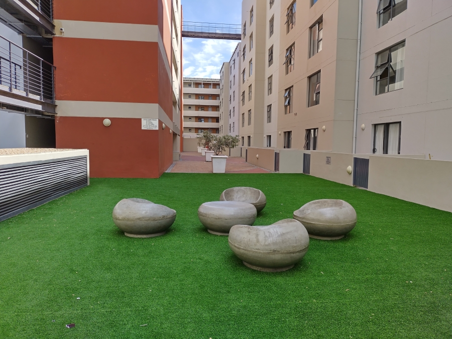 1 Bedroom Property for Sale in Zonnebloem Western Cape